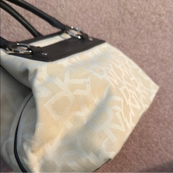 DKNY Stylish Women's Bag - Picture 3 of 7